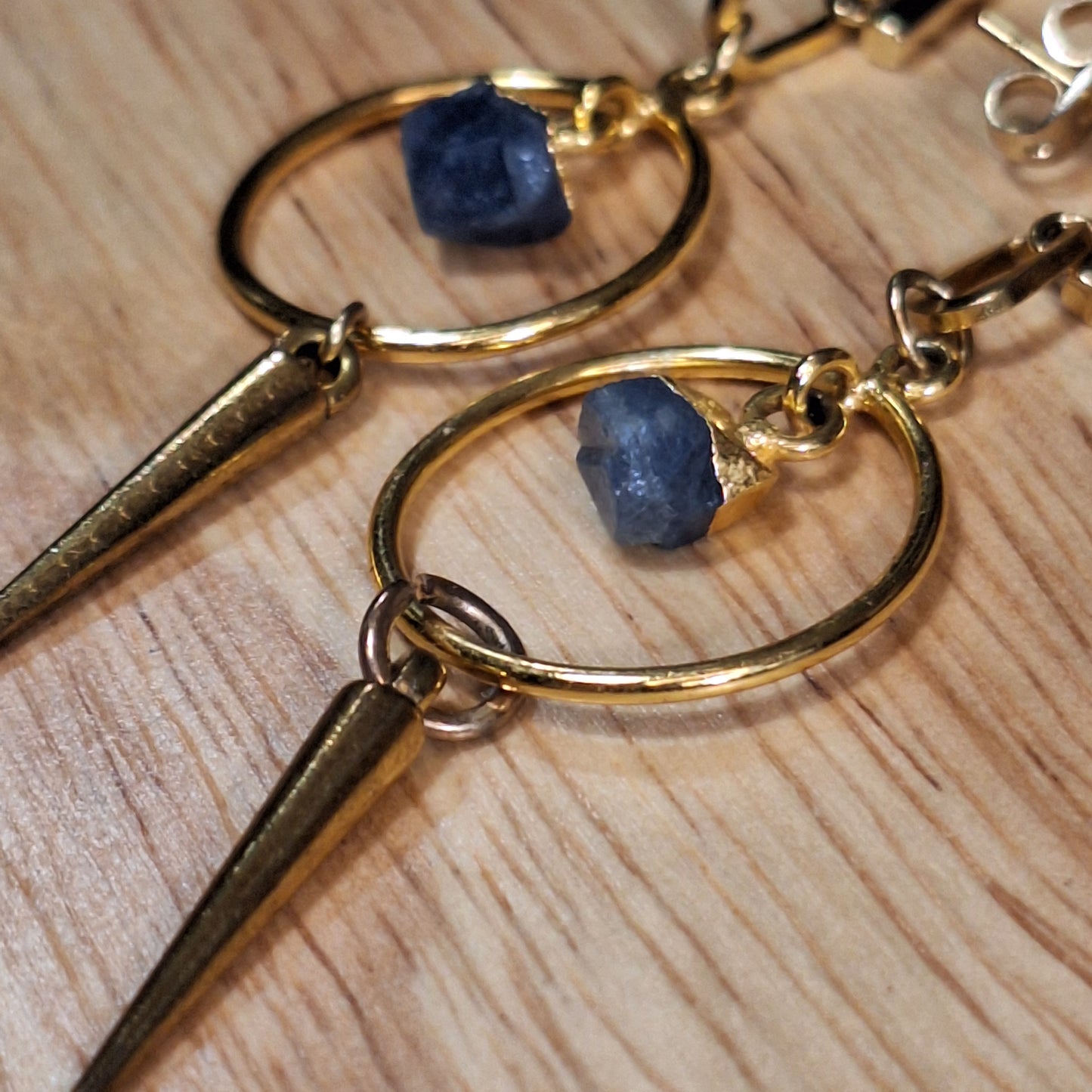 Gold spike, raw edge sapphire stone earrings with gold ring. Art deco meets gold vamp.