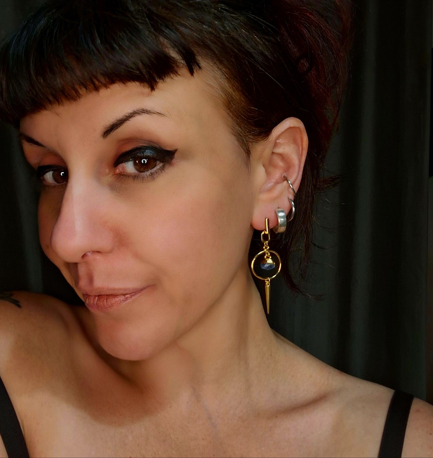 Gold spike, raw edge sapphire stone earrings with gold ring. Art deco meets gold vamp.