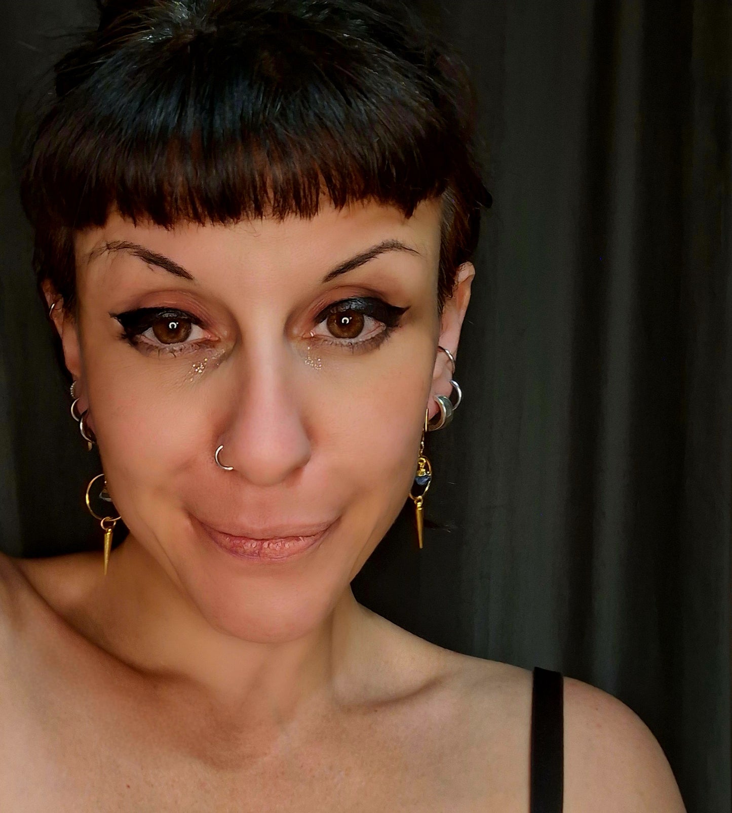 Gold spike, raw edge sapphire stone earrings with gold ring. Art deco meets gold vamp.